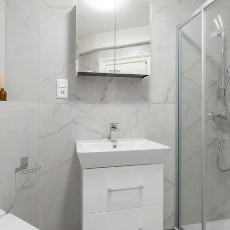 Apartment Palisady Charm - Stylish High Ceiling, Downtown, Parking *