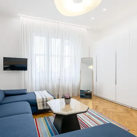 Palisady Charm - Stylish High Ceiling, Downtown, Parking Apartment Bratislava