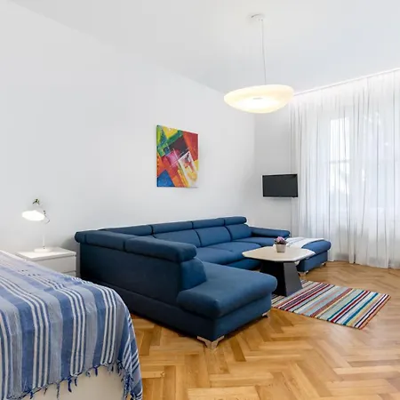 Daire Palisady Charm - Stylish High Ceiling, Downtown, Parking